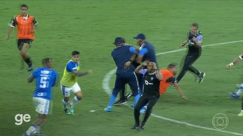 Tangana iniciada a pocos segundos del final del partido y que termin&oacute; con 23 expulsados.