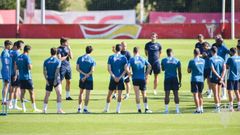Jos� Alberto da indicaciones durante un entrenamiento