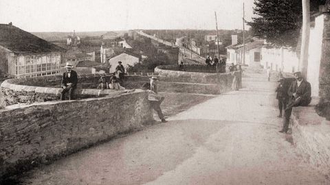 Vista da Muralla de Lugo na zona do Carme hai cen anos