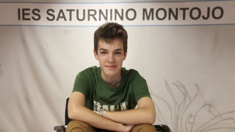 Iv�n Lafuente, retratado delante del Saturnino Montojo, su antiguo instituto.