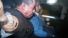  El destituido presidente Pedro Castillo sale detenido en un vehculo policial de la Prefectura de Lima.