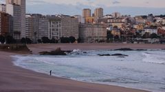 Un temporal por fuerte oleaje y viento azota A Corua este martes