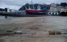 Obras pol�micas de canalizaci�n de pluviales, en la playa de Celeiro.