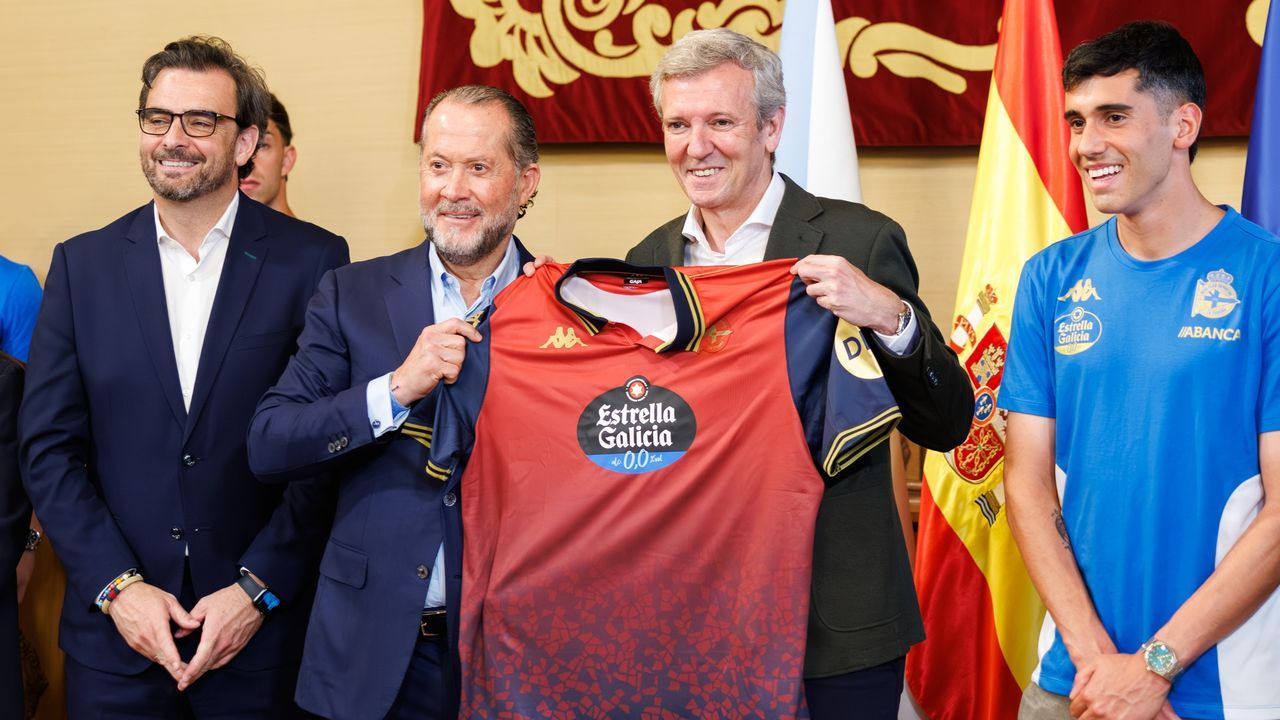 Alfonso Rueda felicita al Deportivo en la recepción de la Xunta