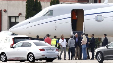 El rey Juan Carlos en mayo del ao pasado, ante el birreactor que lo trajo hasta Vigo