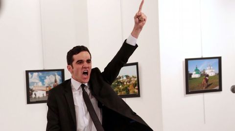 Una imagen del asesino del embajador ruso en Turqu�a gana el World Press Photo