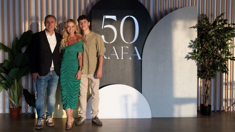 Rafa Dom�nguez, portavoz del PP en Pontevedra, celebr� su 50 cumplea�os en Los 3 Monos de Aguete, en Mar�n