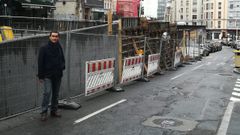 En la foto, Antonio Deus, portavoz de los residentes y comerciantes, ante la obra en proceso