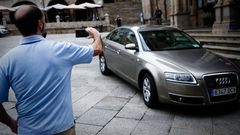 J�come, tomando una fotograf�a del Audi A6 que el Concello tiene a subasta