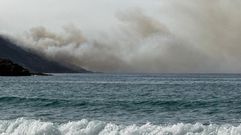 El humo es visibile desde la playa y el paseo, plenos por ser la romer�a de Santo Hadri�n