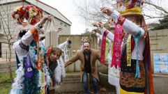 El alcalde de Vilaboa, Csar Poza, y la concejala de Turismo, Carmen Gallego, junto a las madamas y galanes en la presentacin del entroido de Cobres 