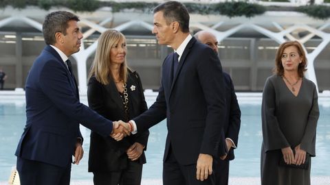 El presidente del Goberno, Pedro Sánchez, saluda a Carlos Mazón