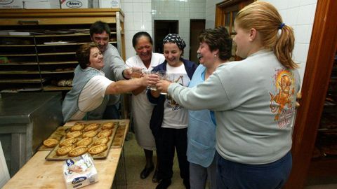 Brindis en la panader�a familiar para festejar los �xitos de David Cal.