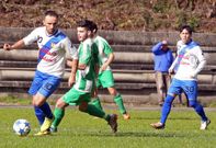 El futbolista del Palmeira Chema dribla a su rival antes de encarar la meta del Carcac�a.