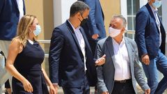 El presidente del Gobierno, Pedro S�nchez, a su salida del Cabildo de Lanzarote este viernes donde se reuni� con el presidente del Gobierno de Canarias, Angel V�ctor Torres (a su izquierda), la ministra de Pol�tica Territorial, Carolina Darias, y la presidenta del Cabildo de Lanzarote, Dolores Corujo (a su derecha)