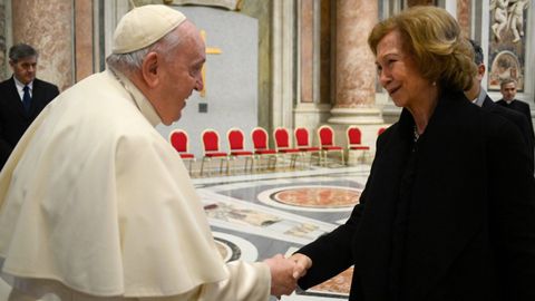 La reina emrita, Sofa, saludando al papa Francisco durante el funeral del papa Benedicto XVI