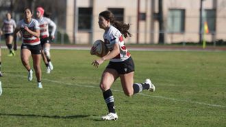 Isabel Rodr&iacute;guez, con el bal&oacute;n, durante el partido ante el Ol&iacute;mpico de Pozuelo.