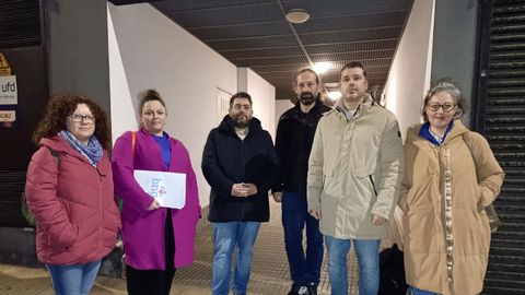 Representantes del BNG con vecinos del edificio del IGVS en Xuvia.