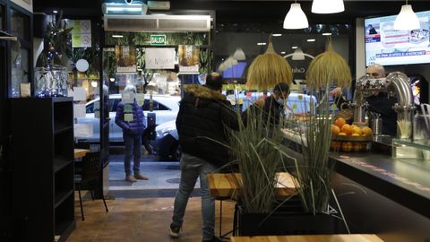 Los turnos para esperar a por el caf en exteriores fueron habituales desde primera hora