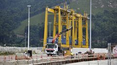 Vista de las gr�as para contenedores en Caneli�as