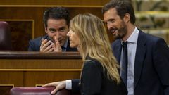 Garc�a Egea aplaude ante la llegada al esca�o de �lvarez Toledo, tras su intervenci�n en la sesi�n del control al Gobierno