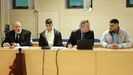 Los acusados, junto a sus abogados, en la secci�n de la Audiencia Provincial de Santiago. Segundo por la izquierda, Carlos Eduardo Yepes N��ez y primero por la derecha, el otro acusado, Kevin Freangeddy�Mart�n Guill�n