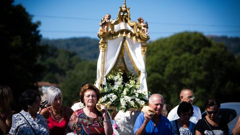 ROMER�A DA VIRXE DO CRISTAL.En procesi�n se regresa al santuario do Cristal por las pistas de la parcelaria.
