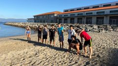 O equipo de Vilagarc&iacute;a, nunha imaxe tomada na praia do Preguntoiro, en Vilaxo&aacute;n