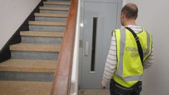 Uno de los agentes de la Guardia Civil que investig� el incidente, delante del ascensor