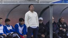 Sim�n Lamas dando indicaciones a sus jugadores durante un encuentro esta temporada en As Eiroas