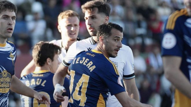 Sergio Tejera en una de las acciones de la visita del Racing a M&eacute;rida.