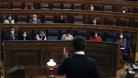 Pablo Casado, de espaldas, dirigi�ndose ayer a Pedro S�nchez en el Congreso de los Diputados.