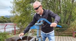 El portavoz de Amigos das Termas, midiendo la temperatura de O Tinteiro.