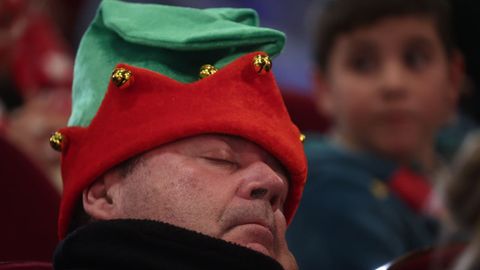 Un hombre disfrazado de elfo navide&ntilde;o, dormido en el Teatro Real. 