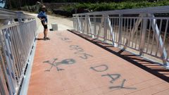Estado en el que ha quedado la pasarela vandalizada