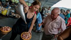 Los turistas se rinden ante el �pulpo � feira�