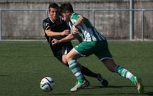 El medio verdiblanco Porty intenta dejar a su marcador en una internada. 