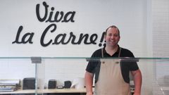Bruno Casal, con el lema de Viva la carne en uno de sus establecimientos. 