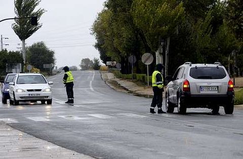 La Guardia Civil controlando los accesos a El Salobral, donde se produjo el doble asesinato.