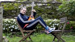 Manuel Gonz�lez, Chicho para sus amigos, confiesa centrarse �nicamente en su carrera y en placeres mundanos. �Son deses m�sicos que tras un concerto non se vai de festa. �rgome cedo. Quero co�ecer as cidades e comer ben�, destaca
