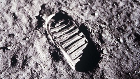 �Por qu� la pisada de los astronautas es tan perfecta?Los defensores de la conspiraci�n dicen que trat�ndose de un lugar tan seco, en realidad, parece que alguien haya pisado arena mojada. Pero el regolito o suelo lunar se parece m�s bien a la harina, debido a la menor gravedad. Y solo hay que recordar qu� sucede cuando se pone, por ejemplo, un pescado sobre un recipiente con harina. Los rasgos del pez quedan perfectamente definidos.