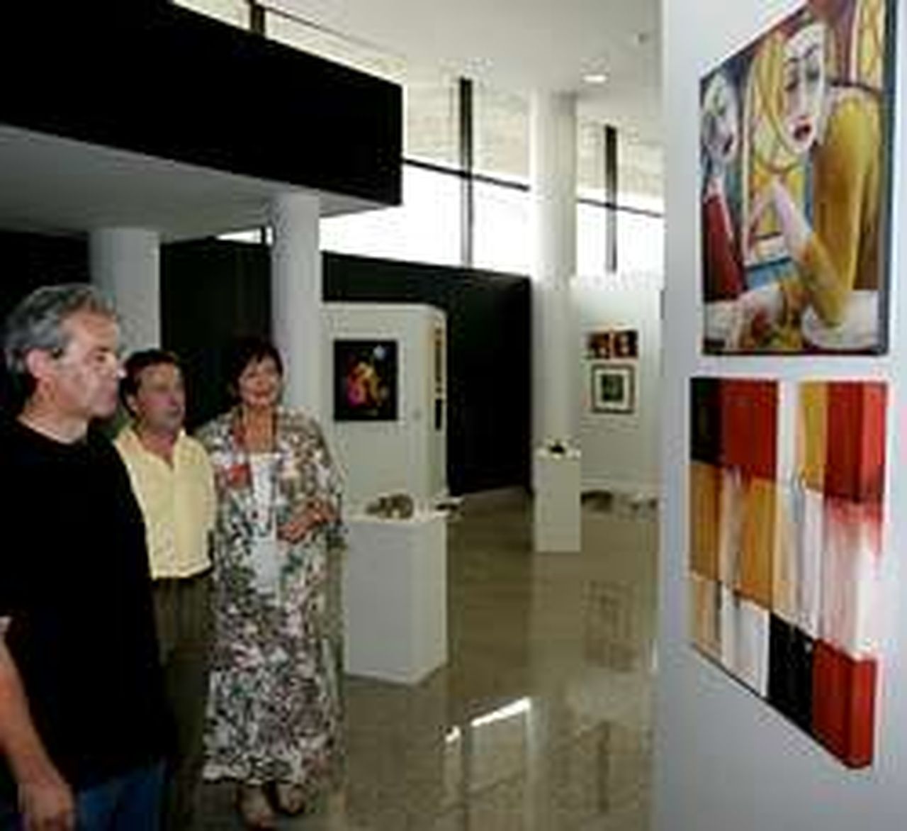 El auditorio muestra más de 160 obras de artistas del círculo de arte ...