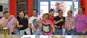 Un grupo de camari��ns (la mayor�a en la foto) comparten empanada y buen humor en el centro espa�ol de Del�mont.