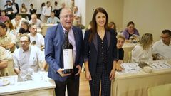 El bodeguero Carlos Moro, de Bodega Sanclodio, y la conselleira de Medio Rural, Mar�a Jos� G�mez.