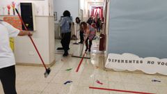 Docentes, familias, conserje y otras personas achicaron el agua y limpiaron la zona afectada