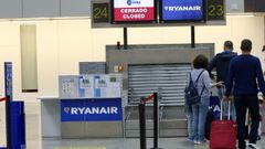 Mostrador de Ryanair con vuelos cancelados en Lavacolla