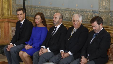 El presidente del Gobierno en funciones, Pedro Snchez; la presidenta del Congreso de los Diputados, Francina Armengol; el presidente del Senado, Pedro Rolln; el presidente del Tribunal Constitucional, Cndido Conde-Pumpido, y el presidente del Consejo General del Poder Judicial (CGPJ), Vicente Guilarte, asisten a la ceremonia de imposicin del Collar de la Orden de Carlos III a la princesa Leonor