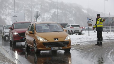 El corte de un carril de la A6 obliga a desviar el trfico por Pedrafita