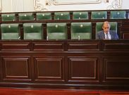 El vicepresidente Jos� Manuel Figueroa (PP), el pasado viernes, aguardando el inicio del pleno. 