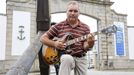 Rafael Castilla trabaj durante 44 aos en Navantia Ferrol; ahora, jubilado, recibe clases de guitarra elctrica
